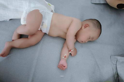 代怀包生男孩医院3个月宝宝怎么抱